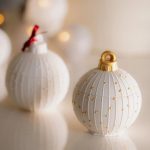 A Ball- Φυτικό αρωματικό κερί σε σχήμα Χριστουγεννιάτικης μπάλας