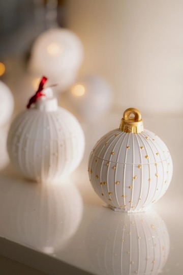 A Ball- Φυτικό αρωματικό κερί σε σχήμα Χριστουγεννιάτικης μπάλας